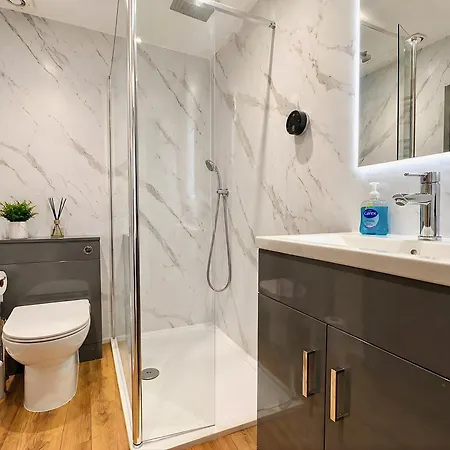 Spacious 1 King Bed Centre - 5 Min From Train Station Appartement