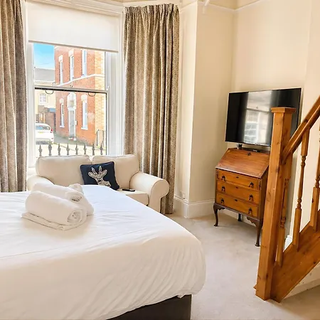 Spacious 1 King Bed Centre - 5 Min From Train Station