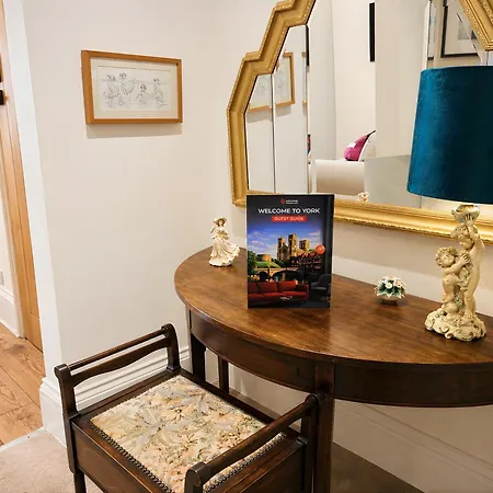 Spacious 1 King Bed Centre - 5 Min From Train Station York