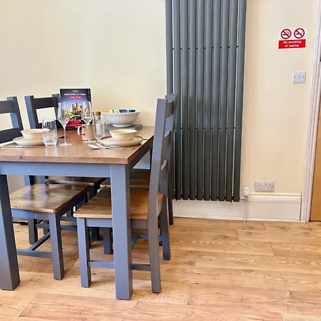 Spacious 1 King Bed Centre - 5 Min From Train Station *