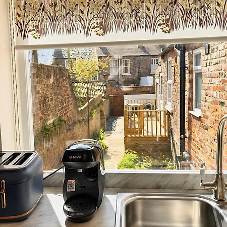 Spacious 1 King Bed Centre - 5 Min From Train Station
